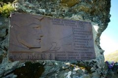 Памятная доска на перевале Дятлова